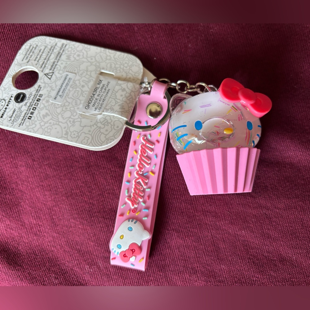 NWT Hello Kitty snow globe Pink Cuocake with Sprinkles Keychain/Bag Charm